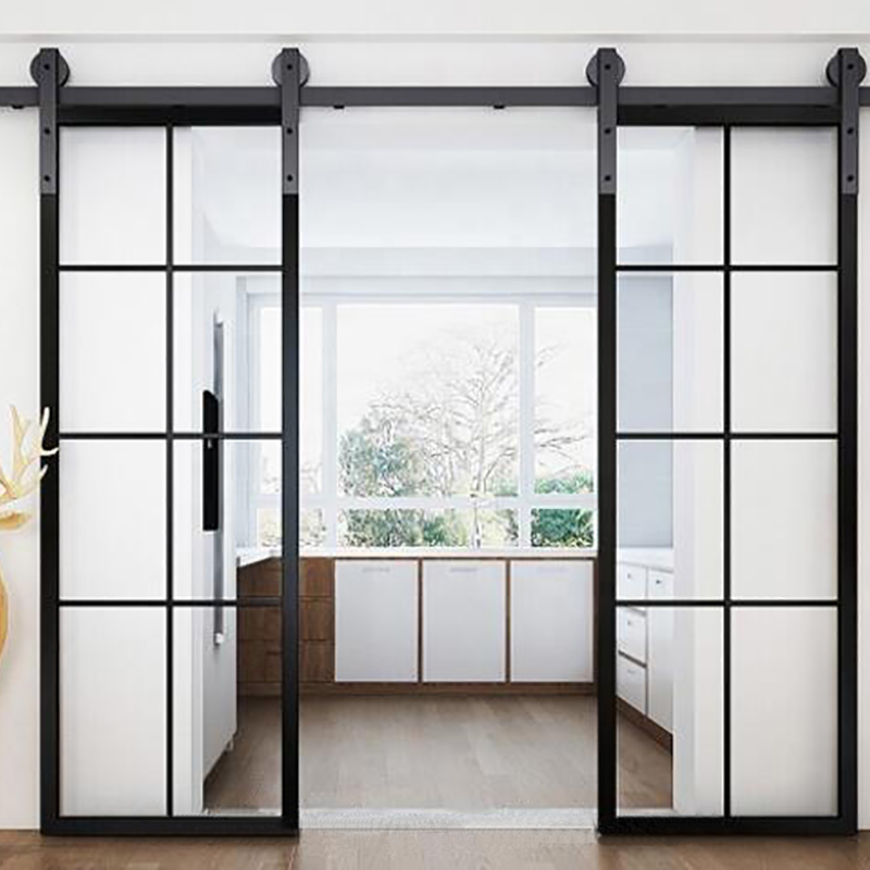 Puerta de vidrio de acero de granero deslizante diseñada con marcos negros decorativos
