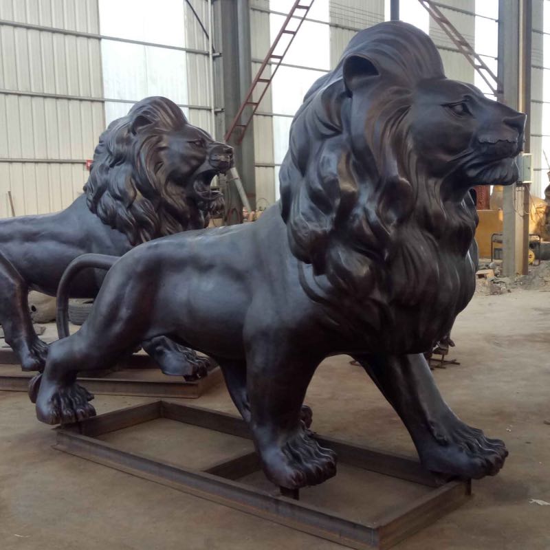 Esculturas de leones de bronce
