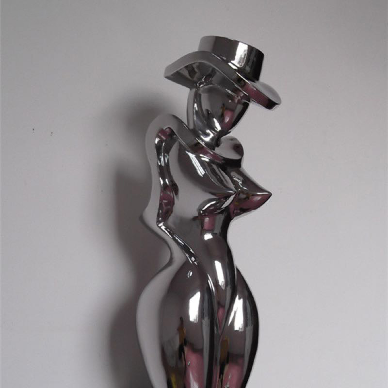 estatua de mujer de acero inoxidable

