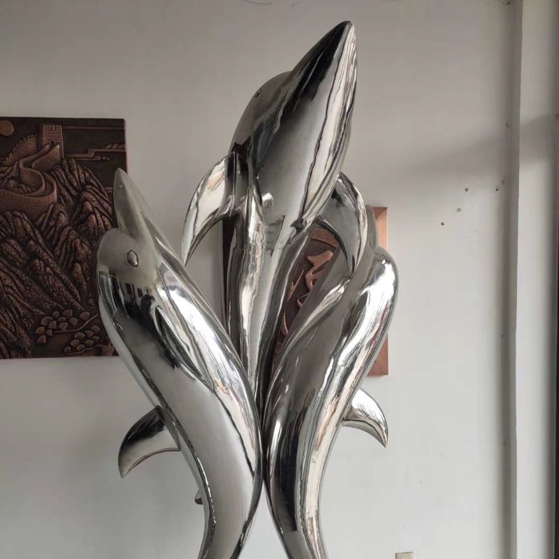 escultura de delfín de acero inoxidable
