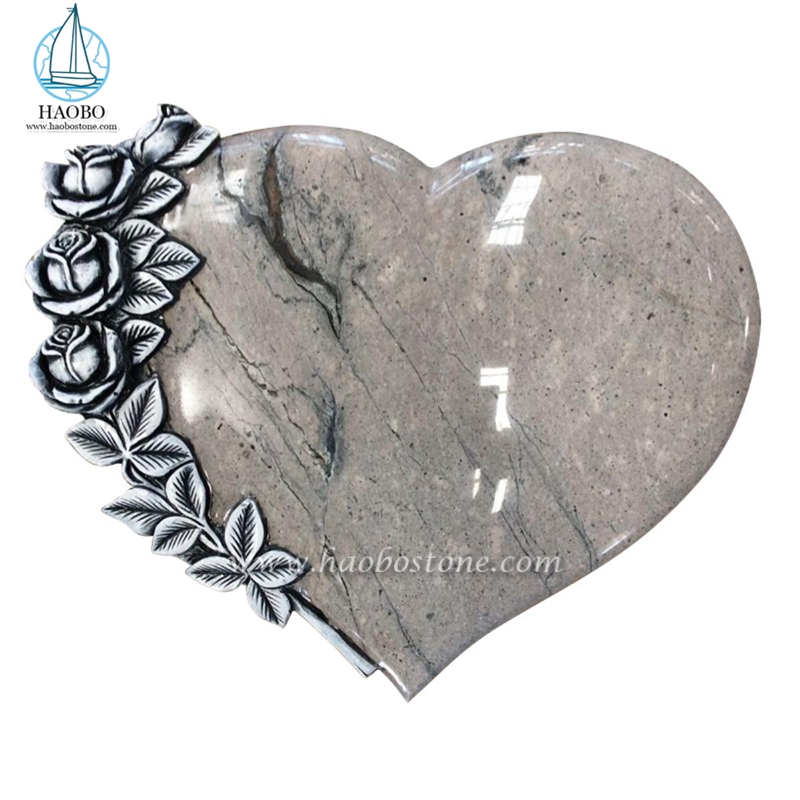 Granito de calidad en forma de corazón con lápida tallada de flores
