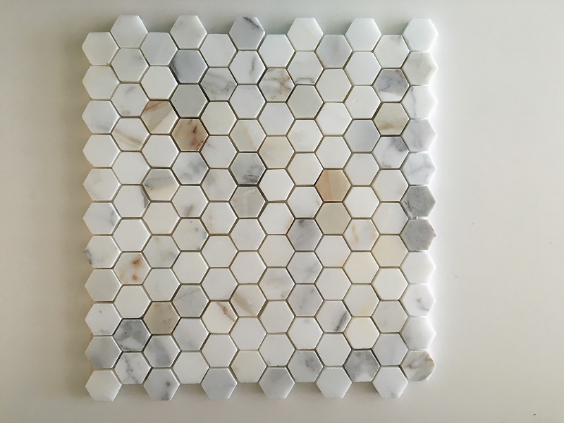 Azulejo de mosaico de mármol hexagonal dorado calacatta
