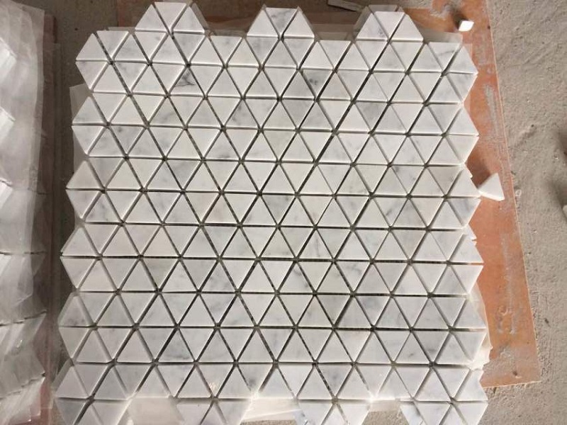 Mosaico de mármol blanco de carrara en forma de triángulo
