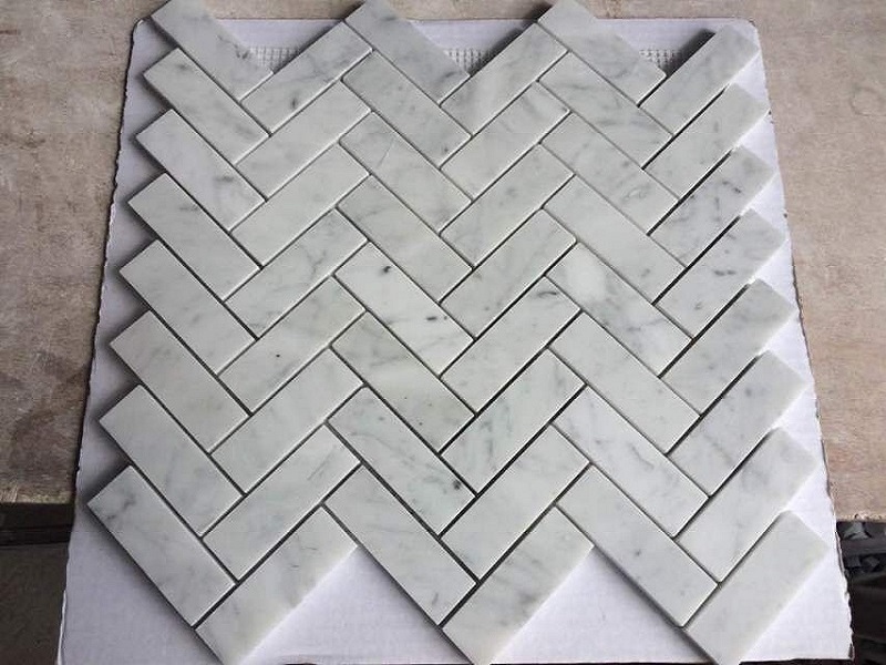 Mosaico de mármol de carrara en forma de espiga
