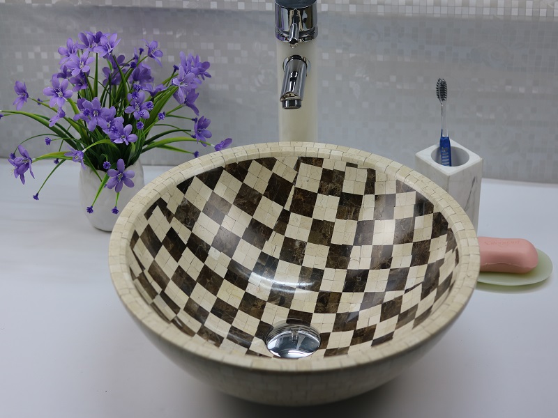 Lavabo y lavabo de mosaico de mármol de forma redonda
