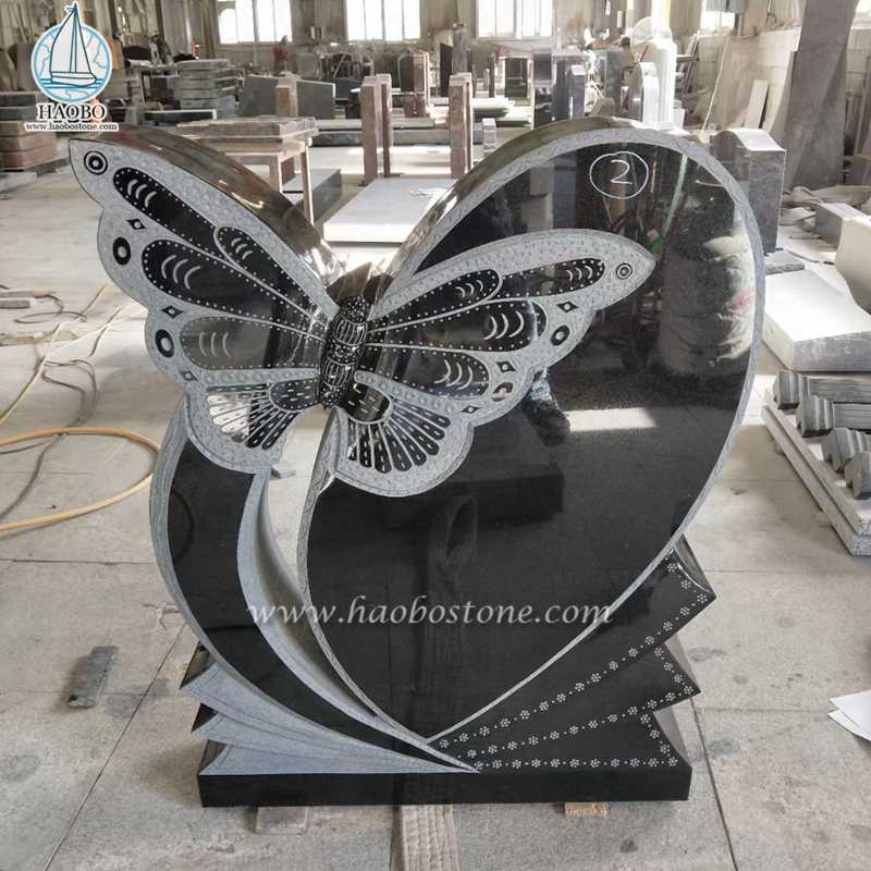 Corazón de granito negro con lápida conmemorativa tallada en mariposa
