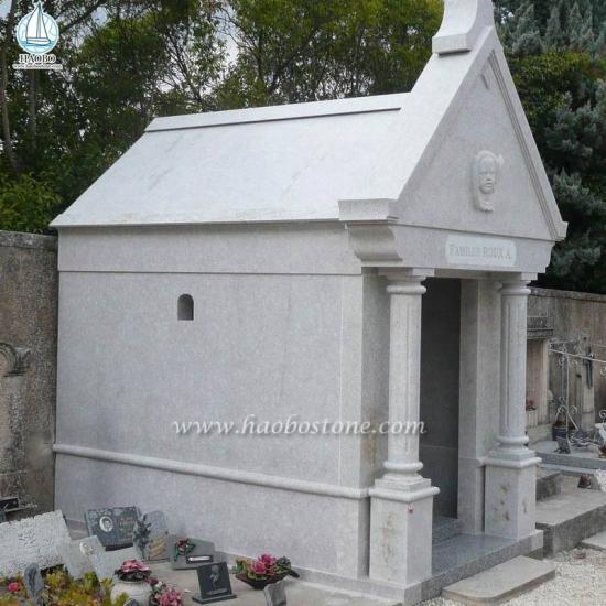 Mausoleo familiar tallado en cruz de granito gris para cremación
